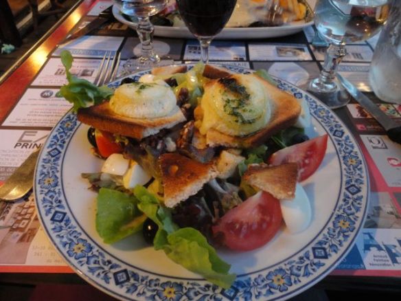 Ever since our last French holiday, I've been obsessed with goat cheese.  this was my goats cheese salad for dinner.  The French really know how to do it.